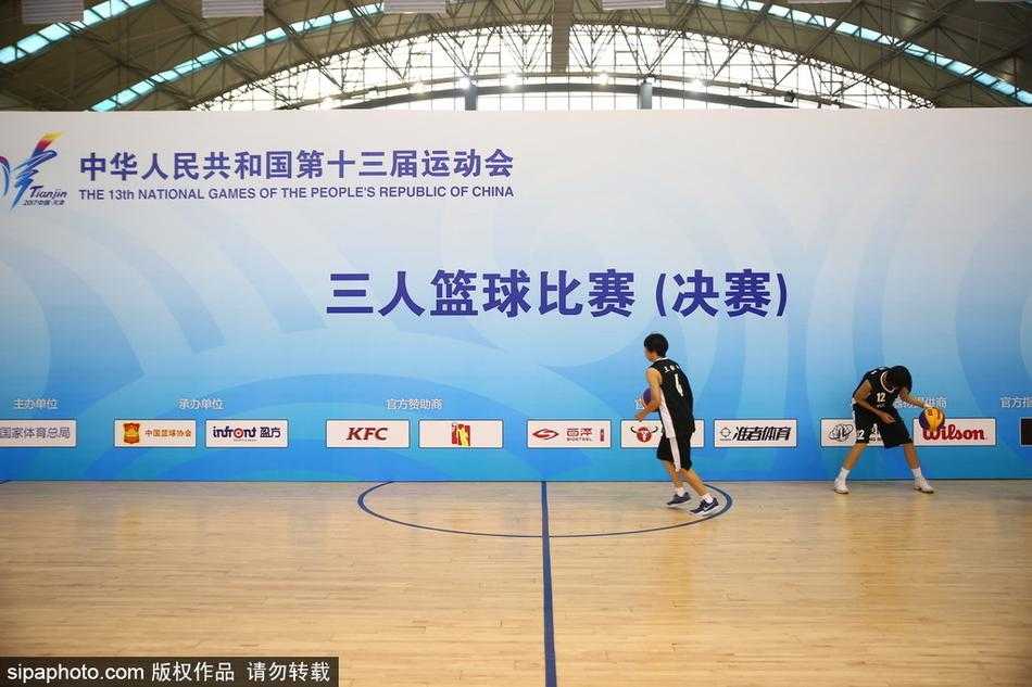 京城夏日燃情三人篮球 全运新篇见证奥运梦想 比赛结束后,获胜队伍的球员们手拉手向看台上的观众鞠躬致谢,无论年龄大小,每个人脸上都洋溢着自豪与满足的笑容。