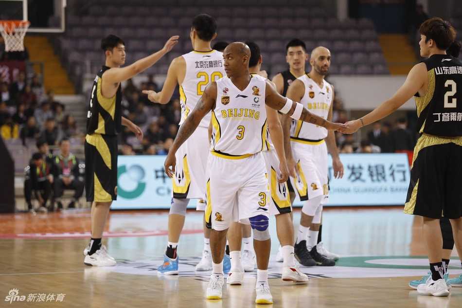 北控外援兰多夫在内线翻江倒海，用强硬的背打为球队凿开胜利之路。