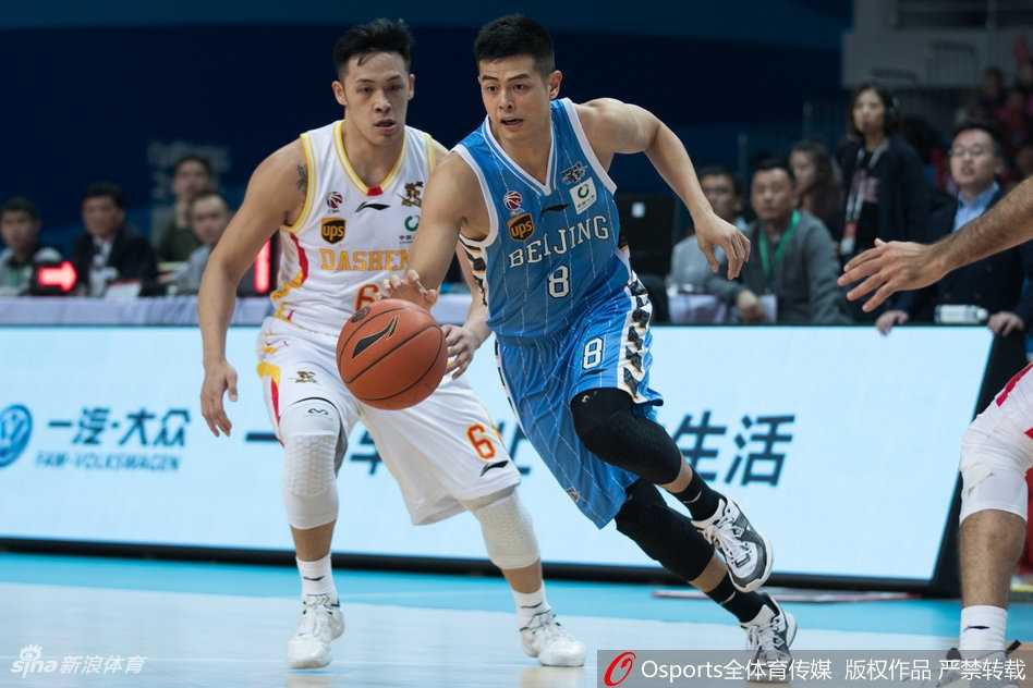 汉密尔顿在希克森的严密防守下，依然坚定地将球送入篮筐，双手爆燃紧握，眼神中满是不屈的斗志。