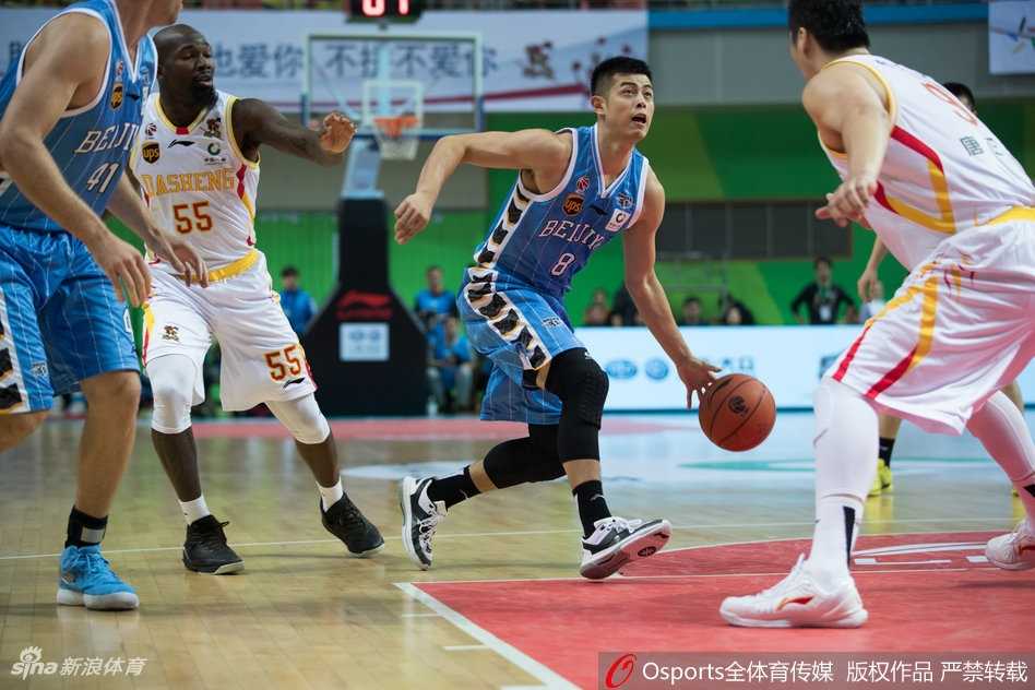 方硕运球推进，如一道白色闪电撕破同曦队的防线，他的突破坚决果断，瞬间点燃了客场球迷的紧张情绪。