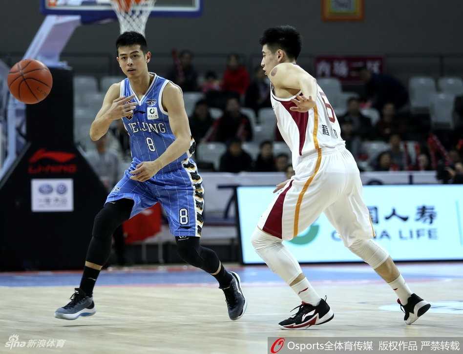 京城客战掀翻领头羊,浙江主场连胜遭终结 北京外援杰曼在浙江队内线悍将的严防死守下,依然强行突破上篮,展现出极强的个人进攻能力。