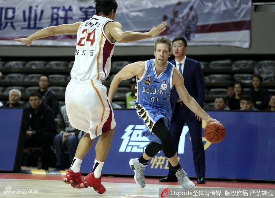 京城客战掀翻领头羊,浙江主场连胜遭终结 尽管比分落后,浙江队的国内核心球员依然没有放弃,他试图在人群中找到空位的队友,眼神中充满不甘与坚毅。