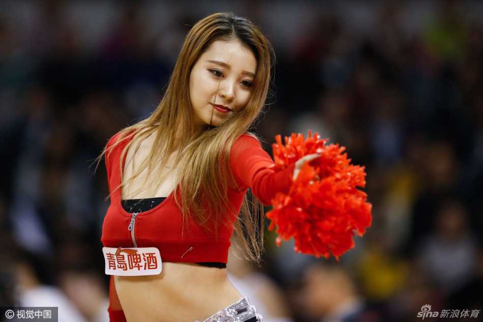 比赛进入白热化，吉祥物霹雳鸭在暂停期间专注于赛场，其认真的背影和现场火热的氛围融为一体。