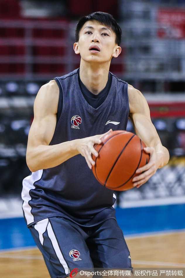 训练结束后的拉伸放松，汉密尔顿表情略显疲惫但神情坚毅，那被汗水浸湿的发梢，记录着这位外援为北京拼搏的每一刻