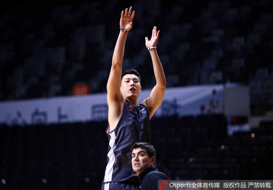 在雅尼斯教练的严格要求下，北京首钢球员们正在进行战术跑位演练，场上五名球员专注度极高，每一步移动都力求精确。