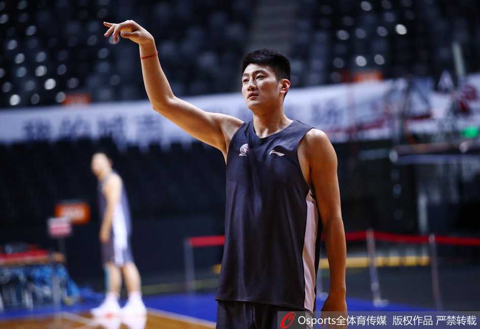 训练间隙，方硕与队友翟晓川在场边交流心得，两人神情轻松但讨论认真，分享着对位上轮对手时的防守经验。