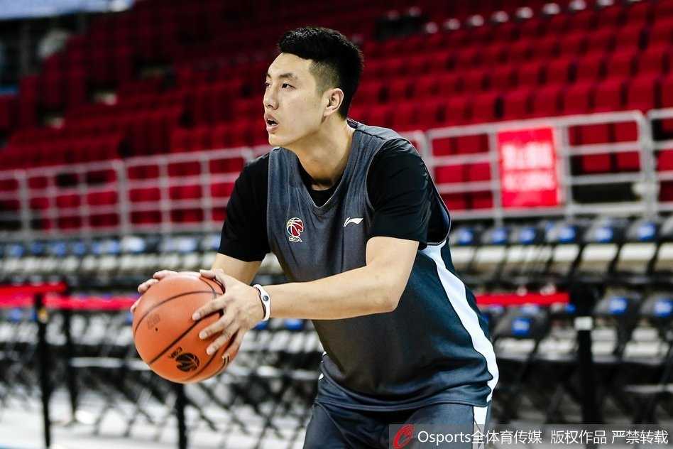 热身运动中，刘晓宇神情专注，每一个动作都力求标准到位。