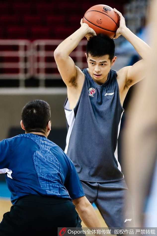 场边拉伸，刘晓宇神态放松，阳光洒在他帅气的脸庞上。