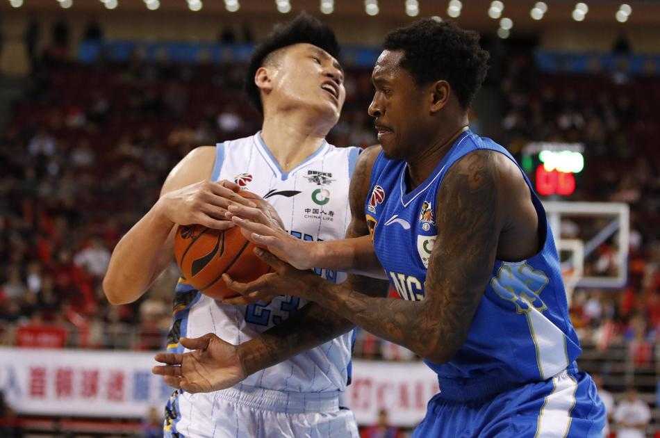 江苏众将赛后激情相拥，李原宇握拳怒吼，这场双杀北京的胜利，是他们黑马成色的最佳证明。