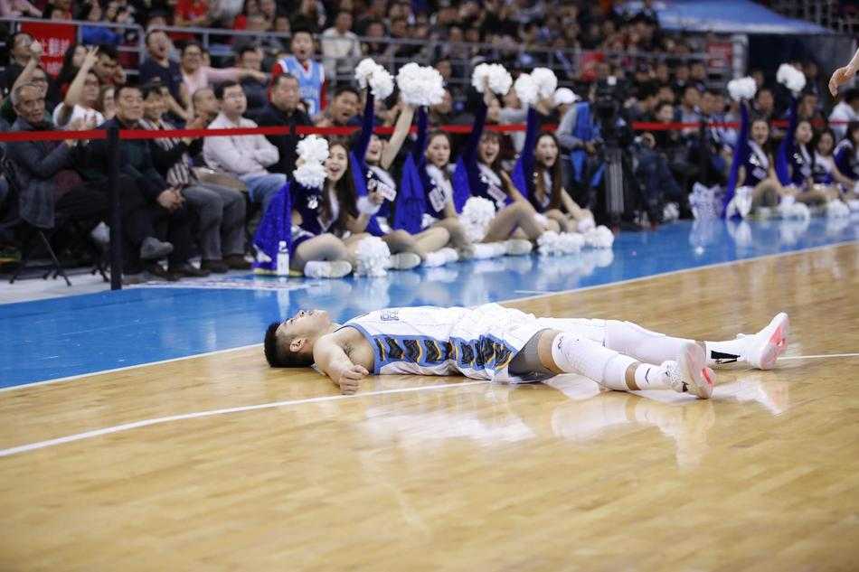 方硕末节化身孤胆英雄，面对三人围堵强行突破，眼神中满是京城少侠不认命的倔强与杀气。