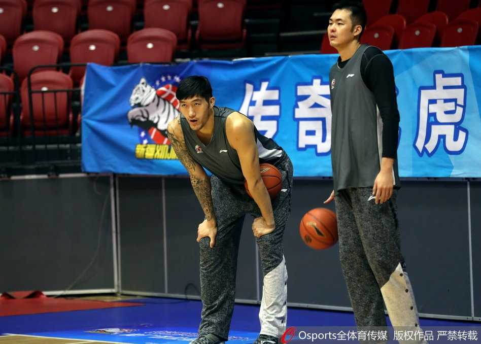 马布里换上了一件黑色的长袖训练衫，右手持球，侧身面对镜头。他的表情坚毅而平静，背景是空旷的看台，整个画面仿佛在诉说这位传奇球星在生涯最后一季，为新东家倾尽全力、决心站好最后一班岗的决心。