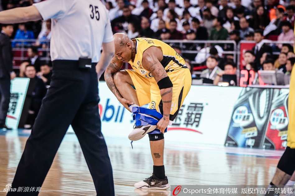 终场哨响后，马布里走向球员通道，他高高举起双手向看台上久久不愿离去的球迷鼓掌致意，身后的巨大比分无法掩盖这位城市英雄脸上的从容。