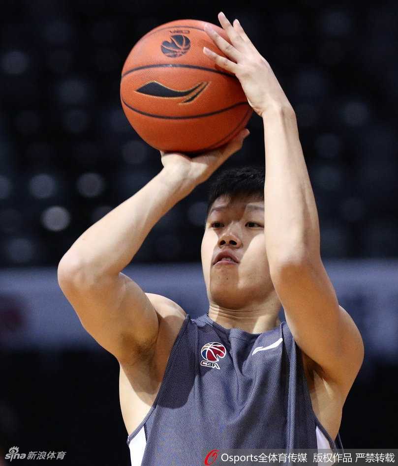 拉伸放松阶段，马布里席地而坐，表情沉静自若。汗水浸湿了他的训练服，但眼神中的火焰从未熄灭，仿佛一头蓄势待发的雄狮。