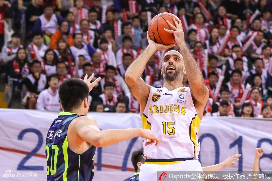 北控本土新星许梦君手起刀落三分命中，场边的球迷瞬间沸腾欢呼