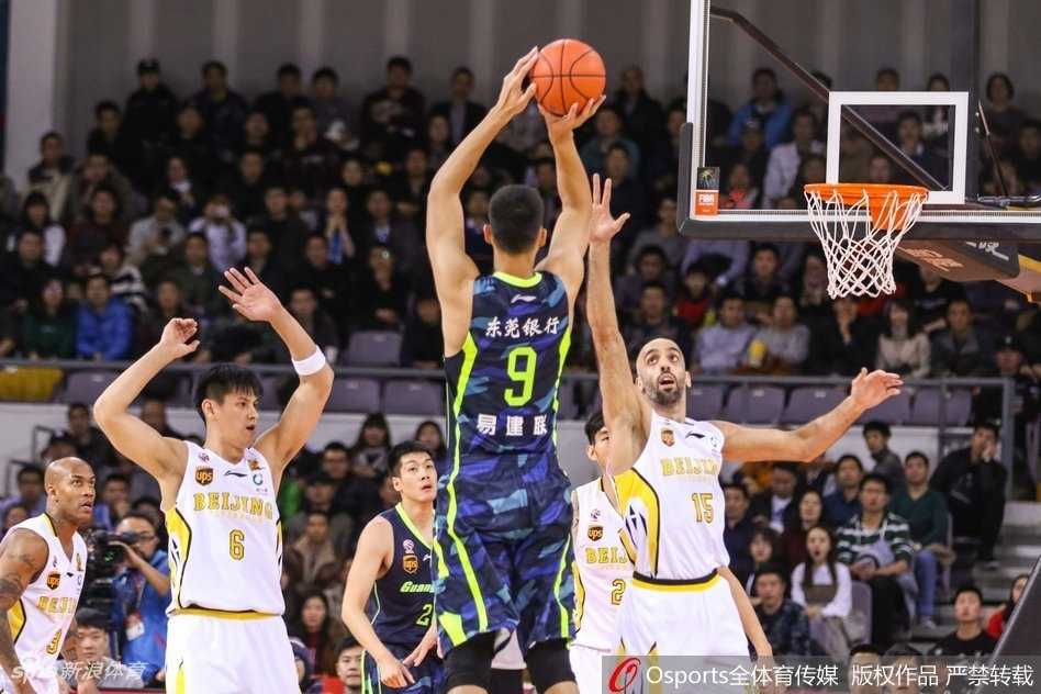 终场哨响，北控球员们紧紧相拥，庆祝这场载入史册的队史首胜