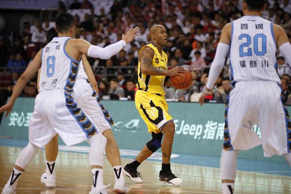 五棵松体育馆内灯火通明，北京德比大战一触即发，现场座无虚席，球迷们挥舞着充气棒，等待着跳球的一刻。