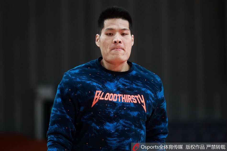 北控队赛前热身，马布里一脸轻松地与队友开着玩笑。虽然离开了首钢，但他依然是这座城市的英雄，北控队也因他的到来而备受瞩目，全队上下都希望在新赛季有所作为。