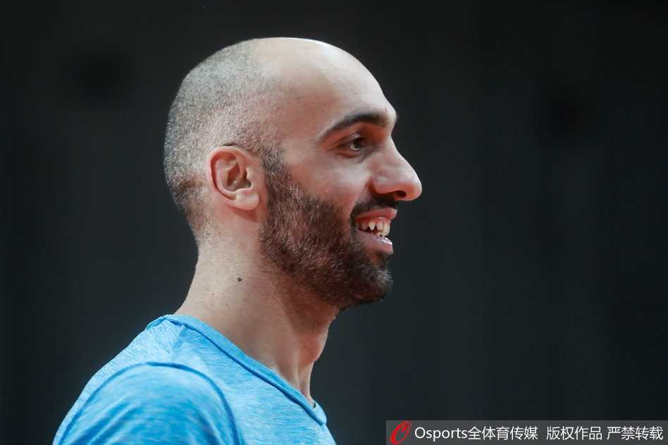 终场哨响，比赛尘埃落定。马布里在场边指导年轻球员，这是他作为领袖的责任。虽然比分已定，但他对胜利的渴望和对比赛的热爱从未改变，奥体中心成为了他新的舞台。