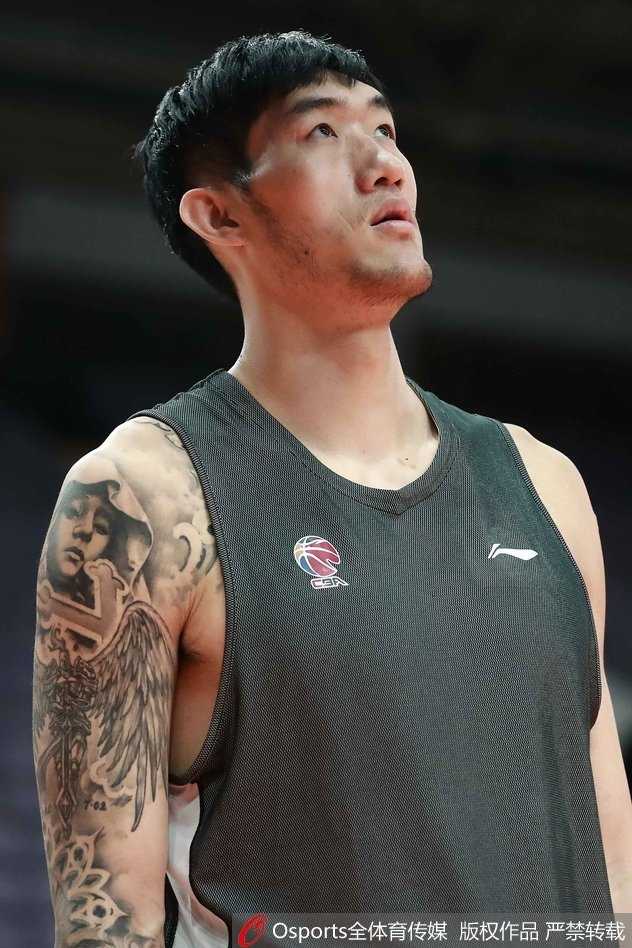 训练结束后，马布里和方硕并肩走在一起，两人边走边聊，老马侧耳倾听方硕说话，背影在空旷的球馆中显得格外亲近