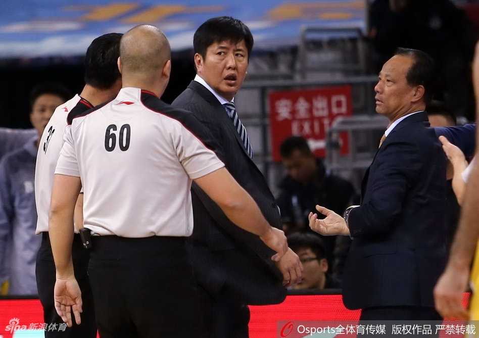 最终裁判做出夺权手势，直接指向场外，常林无奈地脱下护目镜，在全场注视下走向球员通道，为自己的不冷静行为付出代价。