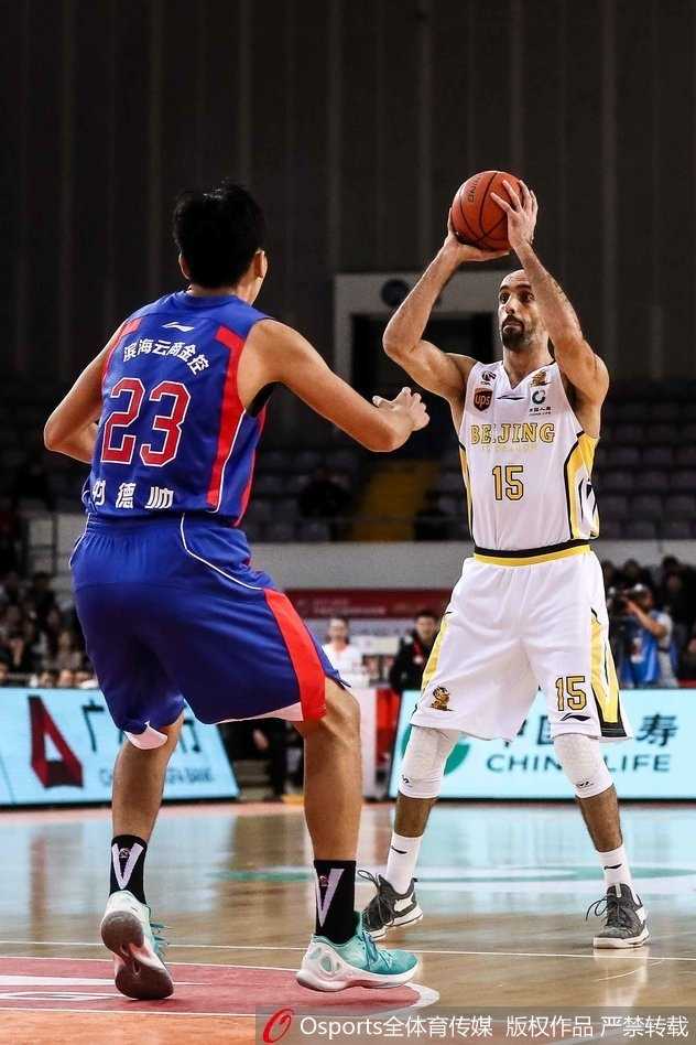 京城德比烽火起 北控三分力压津门虎 马布里沉着指挥队友跑位,眼神中透露出必胜的信念与智慧