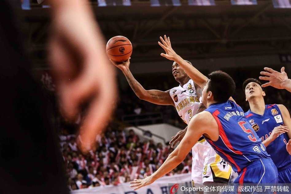 京城德比烽火起 北控三分力压津门虎 阿巴斯迎着防守强势突破,如一把尖刀直插天津队腹地