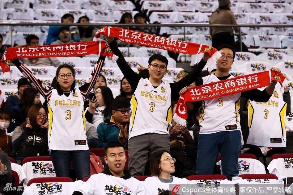 京城德比烽火重燃,五棵松见证传奇与新生 首钢队翟晓川高高跃起,与北控外援兰多夫在空中形成激烈对抗,两人手臂交缠,肌肉紧绷,完美诠释了德比之战的残酷与魅力。