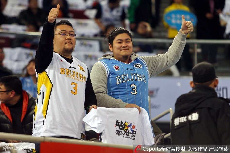 京城德比烽火重燃,五棵松见证传奇与新生 五棵松体育馆内座无虚席,蓝黄两色球迷阵营遥相对峙,巨幅Tifo在看台上传递,将德比战的狂热氛围推向了第一个高潮。