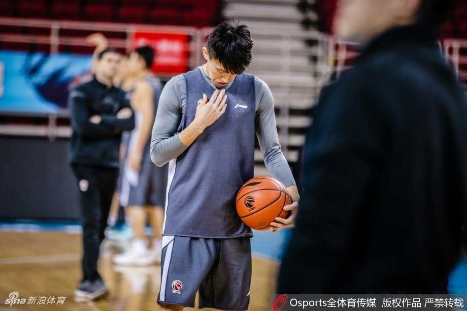 京城德比烽烟再起 马布里五棵松深情一吻撼动京城 方硕在比赛中跳起投篮,皮球离开指尖的瞬间,他的眼神紧紧跟随篮球飞行的轨迹,身后的计时器和观众虚化成了背景。