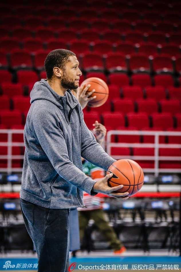 京城德比烽烟再起 马布里五棵松深情一吻撼动京城 五棵松体育馆内,北京男篮赛前训练的灯光聚焦在场地中央,球员们的身影在地板上拉长,气氛严肃中带着大战前的紧张。