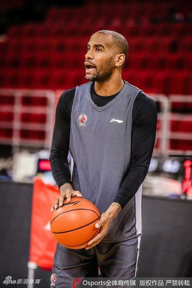 京城德比烽烟再起 马布里五棵松深情一吻撼动京城 马布里在北控队的训练中持球凝视前方,虽然已是不惑之年,但他结实的肌肉和专注的目光依然透露出CBA顶级后卫的杀气。