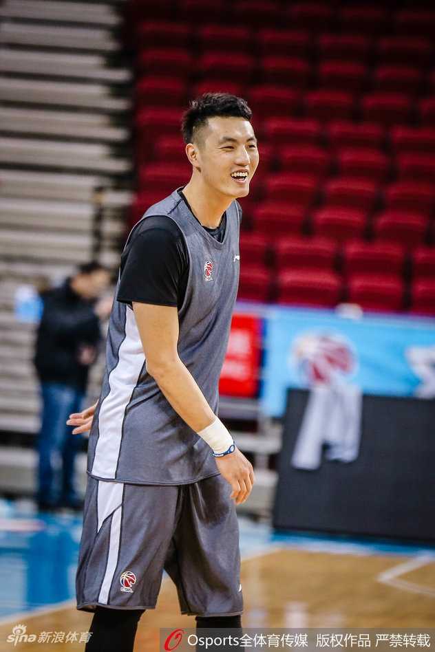 京城德比烽烟再起 马布里五棵松深情一吻撼动京城 刘晓宇在训练中运球穿越全场,他重心压得很低,运球速度快如闪电,脸上表情沉着冷静,全神贯注于战术演练之中。