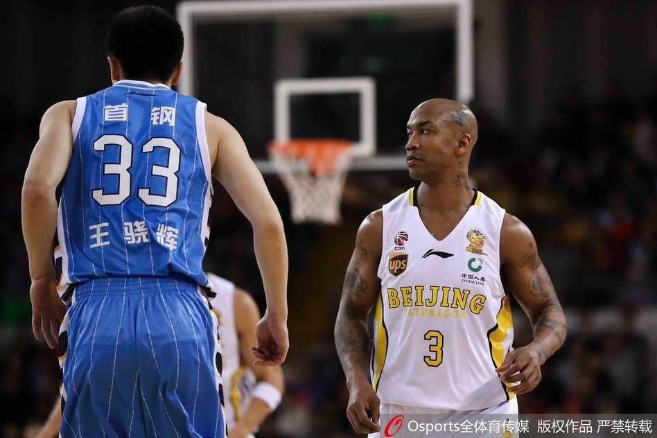 阿巴斯奋力拼抢倒地仍护球，眼神中燃烧着不屈的斗志，他的每一次倒地都换来一次球权。