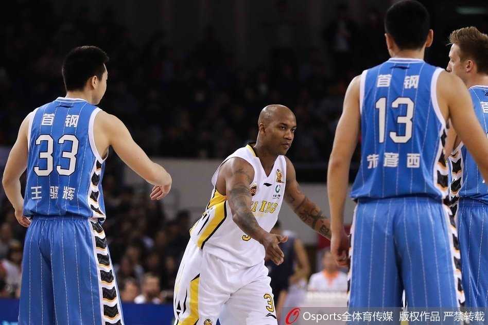 翟晓川突破上篮动作舒展，面对多人包夹依然将球送入篮筐，展现了国内顶级前锋的风采。