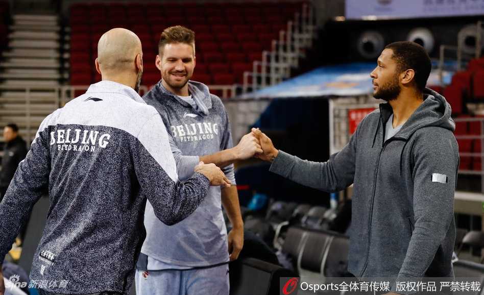 京城德比硝烟再起,马布里重回五棵松的温情与杀气 北控队友们围在马布里身边认真聆听战术部署,老马用手势比划着跑位路线,这一刻他是场上绝对的领袖和指挥官。