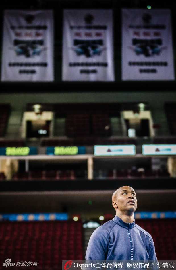 京城德比硝烟再起,马布里重回五棵松的温情与杀气 马布里在训练中嘴角微扬,身着灰色训练服的他显得格外从容,这抹笑容里藏着对这片场地每一寸木地板的眷恋与熟稔。
