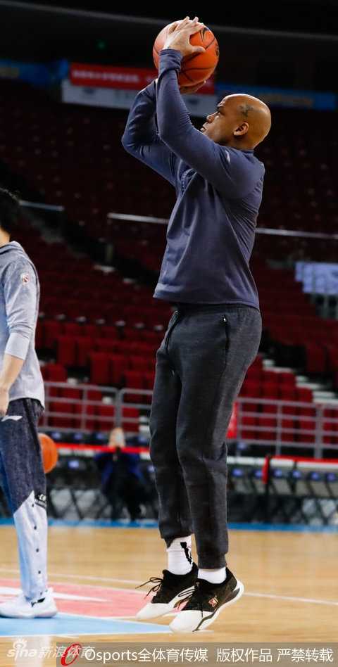 京城德比硝烟再起,马布里重回五棵松的温情与杀气 马布里双手持球置于腰间,眼神如炬望向远方,背景虚化的看台座椅仿佛静默的观众,等待着夜晚的喧嚣只为一人响起。