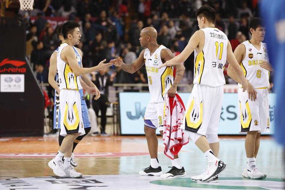 京城德比硝烟弥漫 马布里率北控力克旧主首钢 兰多夫迎着防守球员高高跃起,指尖轻轻拨动篮球,皮球在空中划出一道完美的弧线,这一刻,“白魔兽”在内线的统治力展露无遗,他是北控队最坚实的依靠。