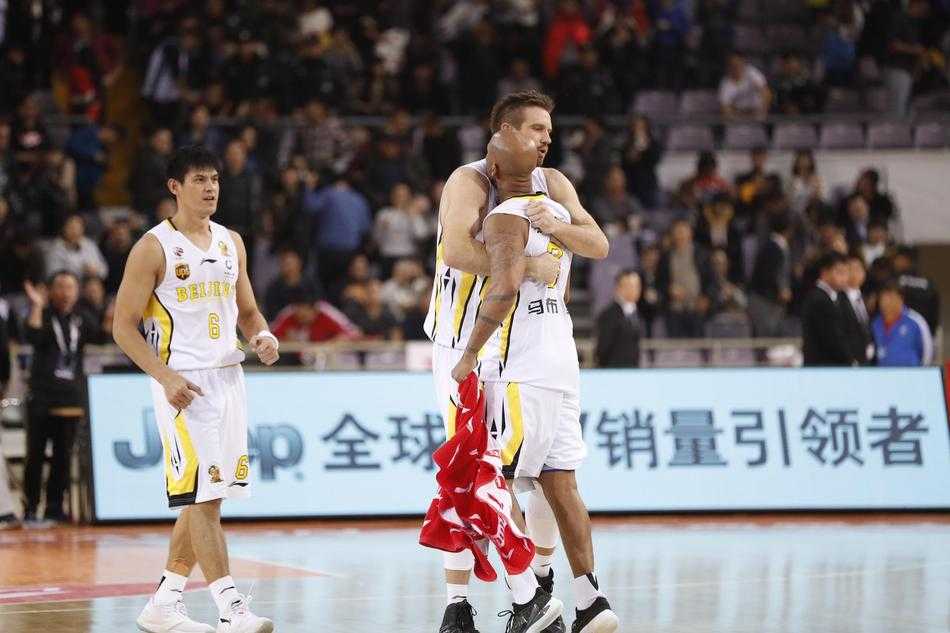 京城德比硝烟弥漫 马布里率北控力克旧主首钢 裁判的手势坚决而果断,在他身旁,阿巴斯表情无奈地高高举起手臂示意,犯规的阴影开始笼罩北控队,为这场鏖战增添了更多的不确定性。