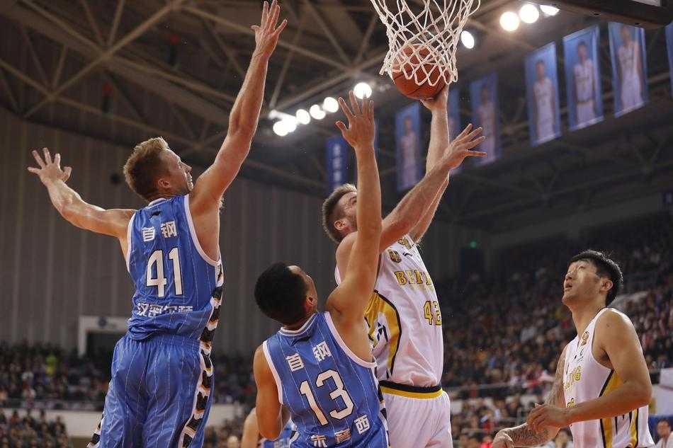 京城德比硝烟弥漫 马布里率北控力克旧主首钢 兰多夫在人群中高高跃起,单手将篮板球牢牢抓在手中,他的眼里满是坚毅。37分18篮板,他用统治级的表现,为北控队锁定了这场来之不易的胜利。