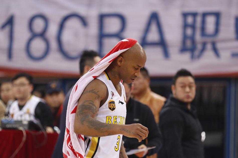 京城德比硝烟弥漫 马布里率北控力克旧主首钢 马布里低着头,缓缓走向场边,球衣号码上仿佛写满了故事。六次犯规带不走他的骄傲,全场起立送别的掌声,是对这位北京篮球传奇最高的致敬。