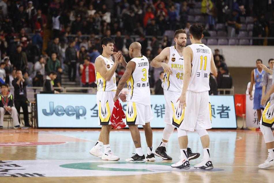 京城德比硝烟弥漫 马布里率北控力克旧主首钢 杨敬敏在三分线外果断出手,篮球空心入网的瞬间激起全场欢呼,这位悍将用一次次精准的投篮,为北控队的胜利天平不断增添砝码。