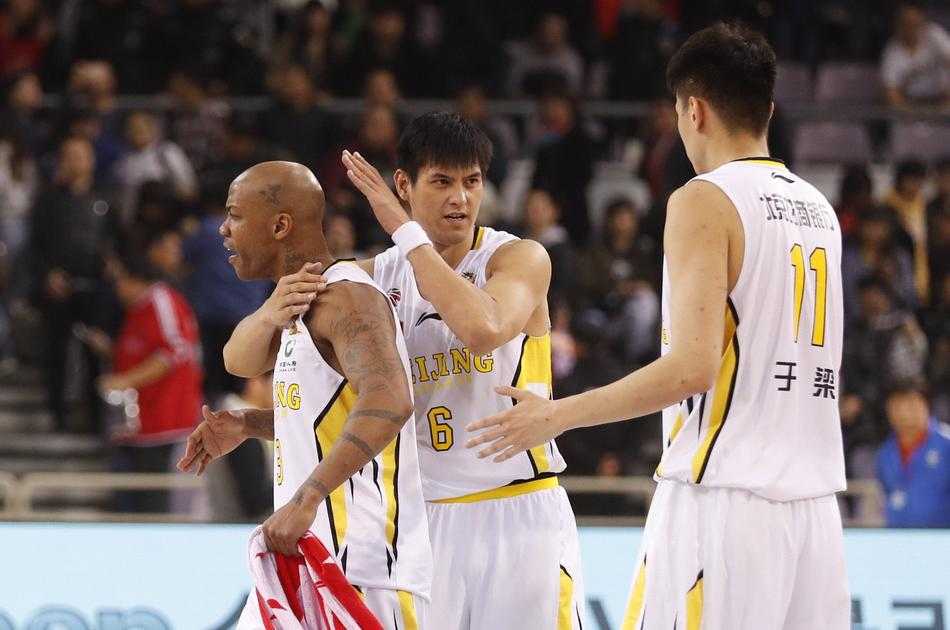 京城德比硝烟弥漫 马布里率北控力克旧主首钢 身披白色战袍的马布里,在奥体中心主场运球穿梭于北京首钢队的蓝色防线之间,眼神坚毅,仿佛要穿透这熟悉的防守体系,每一次触球都牵引着全场球迷的心弦。