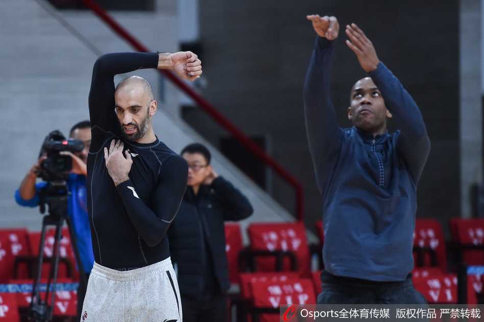 京城恩怨再升级,马布里联袂阿巴斯静候八冠王广东 马布里和阿巴斯这对北控双核,正在训练师的带领下全神贯注地进行健身操热身,每一个伸展动作都充满了力量感。