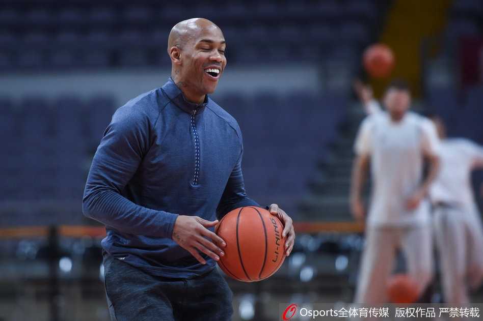 京城恩怨再升级,马布里联袂阿巴斯静候八冠王广东 阿巴斯独自进行着最后的放松练习,他的背影坚毅而沉稳,这位来自约旦的悍将已经做好准备,将在晚上的比赛中全力协助马布里对抗强大的广东内线。