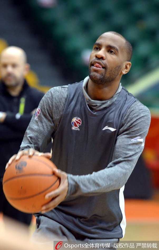 翟晓川面对镜头展现健壮的二头肌，脸上带着顽皮的微笑，以此回应几个月前在美国“练肌肉”的康复时光。