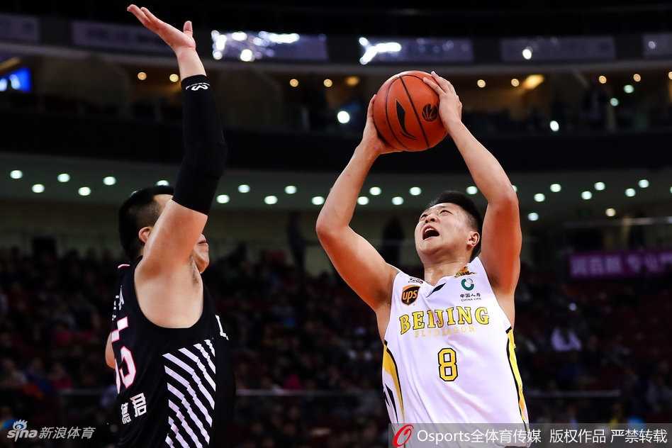 京城憾负:辽篮双杀北控,老马与艾伦的传承之战 哈德森在外线觅得良机,手起刀落,篮球划过一道完美的弧线直穿网心,他用精准的三分球一次次浇灭了北控队反扑的希望。