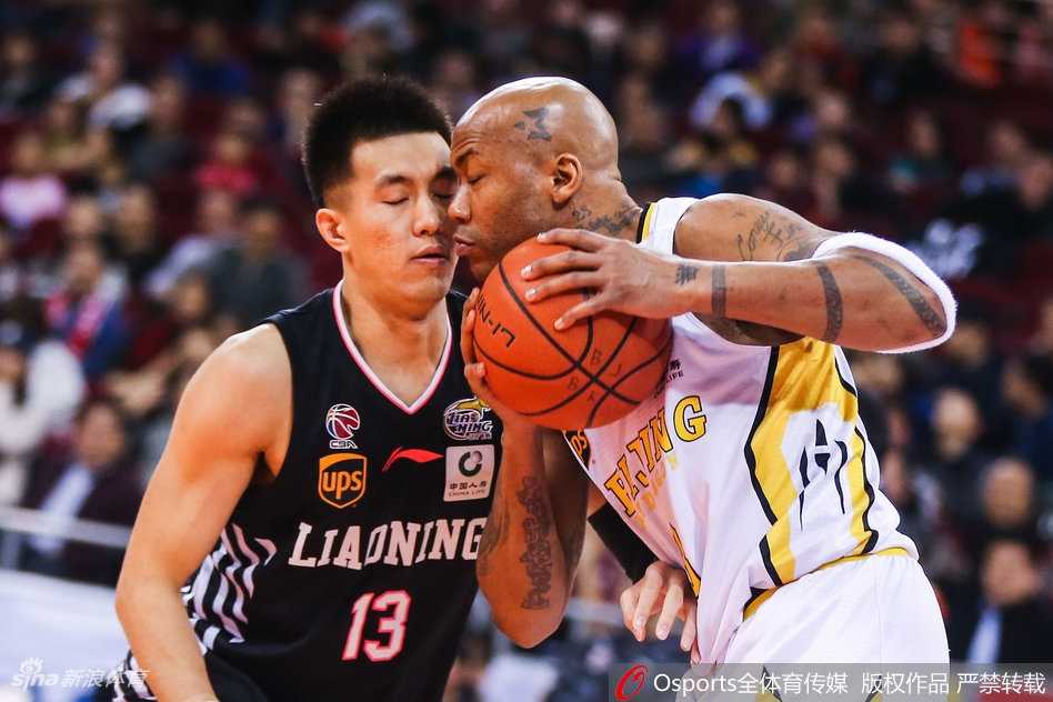 京城憾负:辽篮双杀北控,老马与艾伦的传承之战 身披蓝色战袍的马布里,在辽宁队严密的包夹防守下依然毫无惧色,用标志性的突破试图撕开对手的防线,他的每一次触球都仿佛在诉说着对这片场地的眷恋。