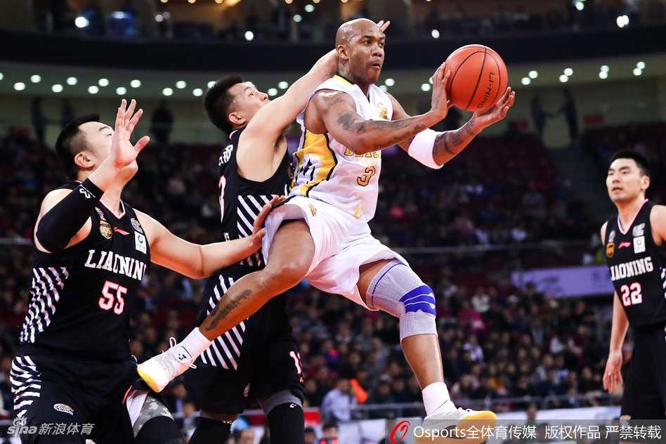 京城憾负:辽篮双杀北控,老马与艾伦的传承之战 赵继伟灵动地摆脱防守,送出一记精准的妙传,瞬间撕破北控防线,作为球队的大脑,他用一次次助攻串联起辽宁队的进攻狂潮。