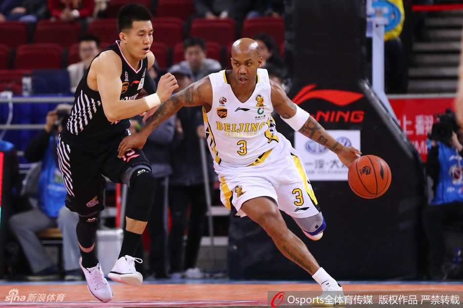 京城憾负:辽篮双杀北控,老马与艾伦的传承之战 郭艾伦在五棵松的聚光灯下,如闪电般持球穿越北控队的防线,眼神中透着新一代领军人物的锐气与坚定。